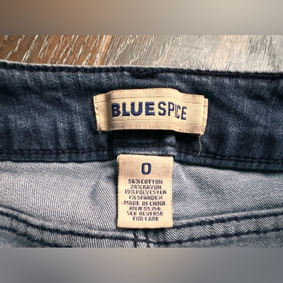 Mid-Rise Dark Wash Skinny Jeans - Picture 4 of 5